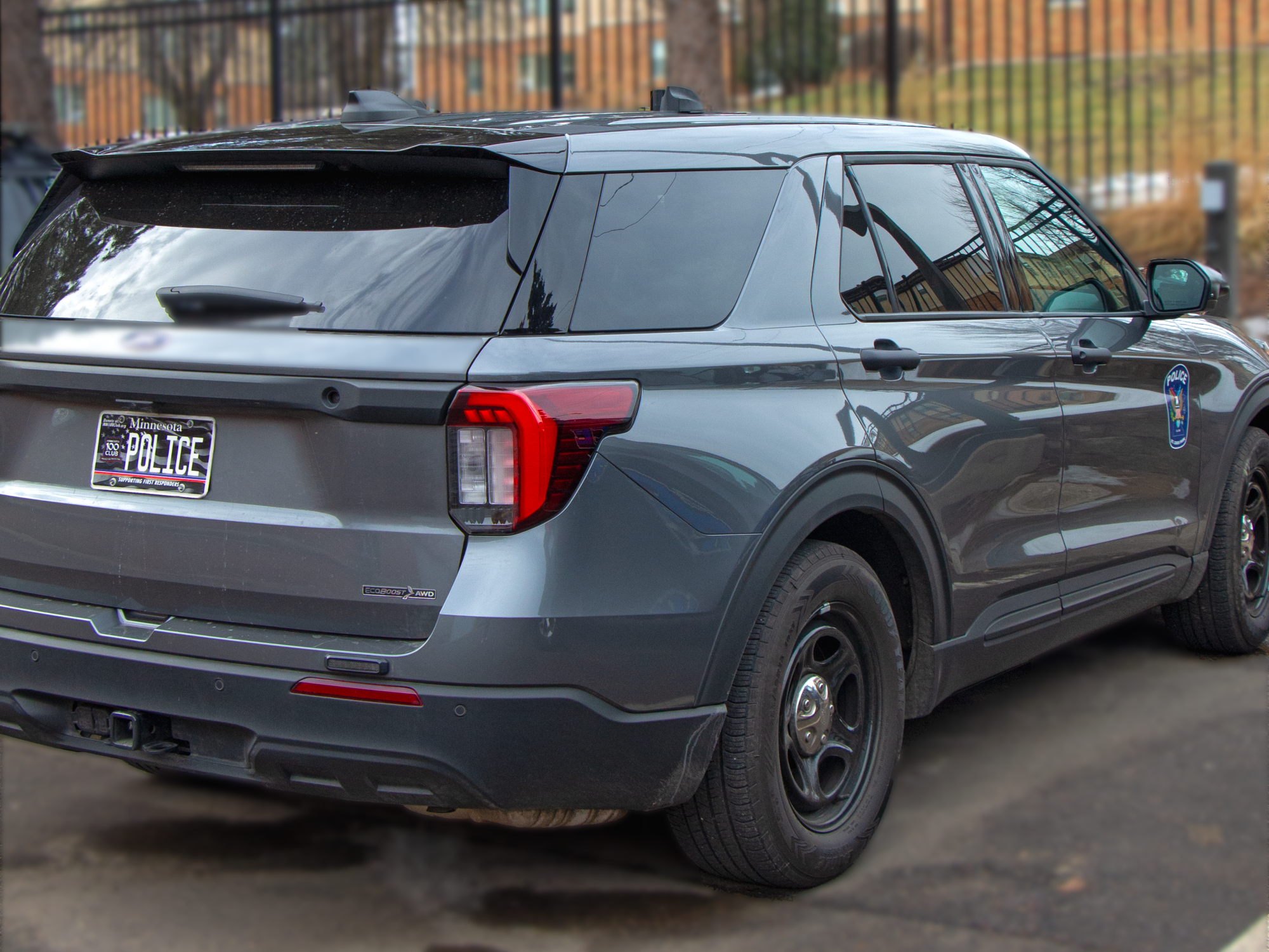 Police squad car (grey, unmarked)